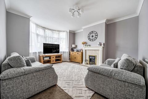 3 bed property, in Alexandra Avenue, £325,000