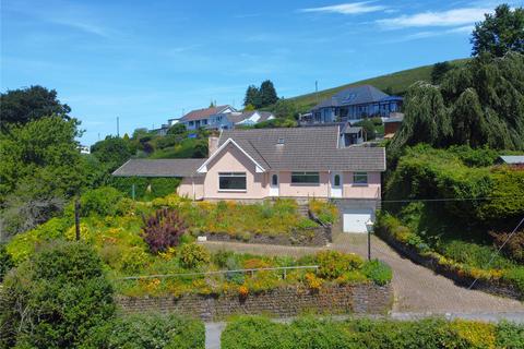 4 bed property, in Castle Hill, £425,000
