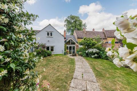 3 bed property, in Byfield Road, £525,000