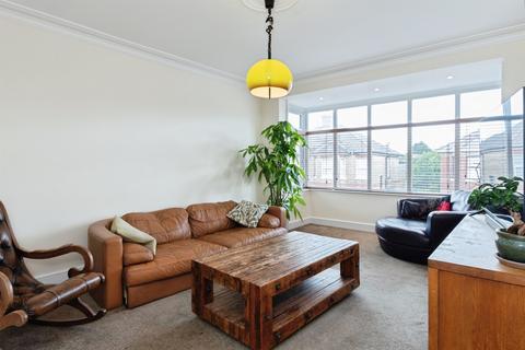 1 bed property, in Cardigan Road, £180,000