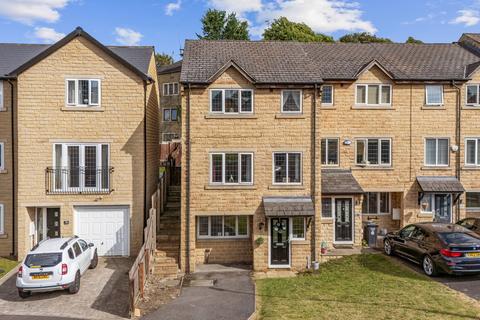4 bed property, in The Orchards, £275,000