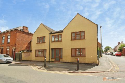 3 bed property, in High Street, £300,000