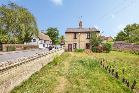 2 bed property, in High Street, £400,000