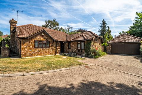 3 bed property, in Fernwood Close, £825,000