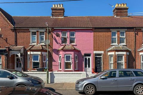 2 bed property, in Linden Road, £240,000