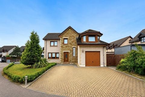 5 bed property, in Birnie Drive, £375,000