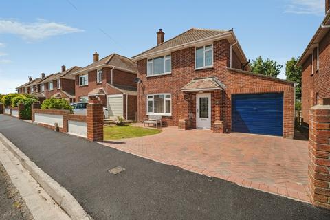 3 bed property, in Raymond Road, £425,000