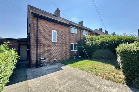 2 bed property, in Cow Heys, £140,000