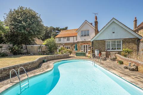 4 bed property, in Fitzroy Avenue, £975,000
