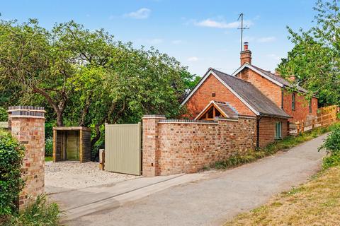 2 bed property, in Banbury Street, £500,000