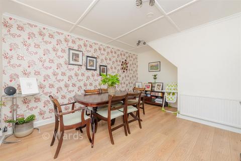 5 bed property, in Windermere Road, £675,000