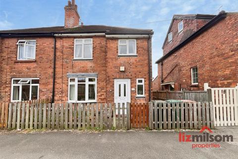2 bed property, in Vicarage Road, £190,000