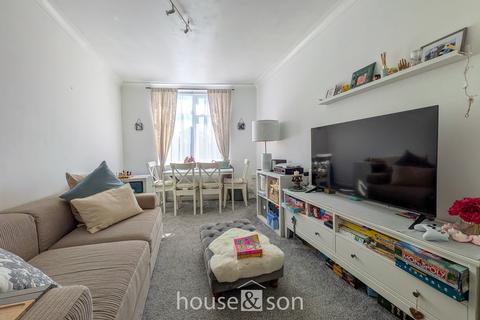 2 bed property, in Wimborne Road, £180,000