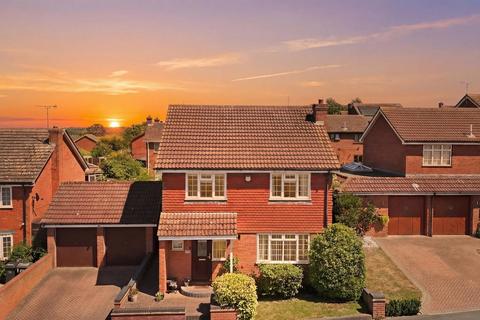 4 bed property, in Halstow Way, £500,000