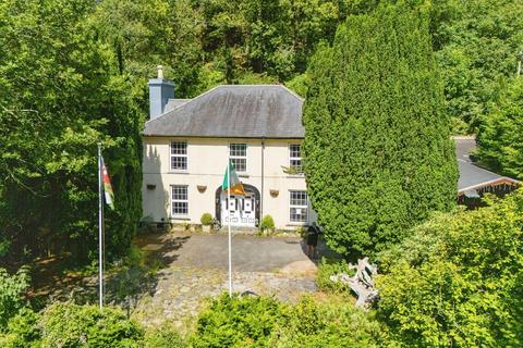10 bed property, in Pant Einion Hall, £300,000