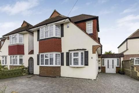 5 bed property, in Holmsley Close, £800,000