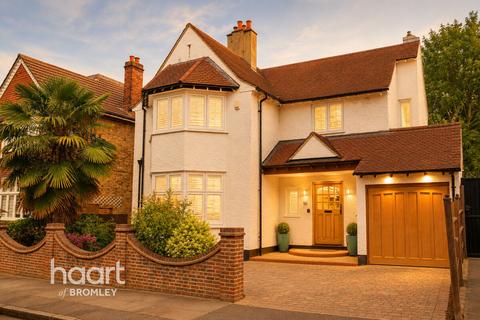 4 bed property, in Bromley BR1, £1,350,000