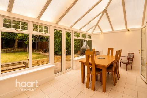 4 bed property, in Bromley BR1, £1,350,000