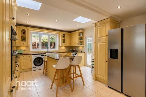 4 bed property, in Bromley BR1, £1,350,000