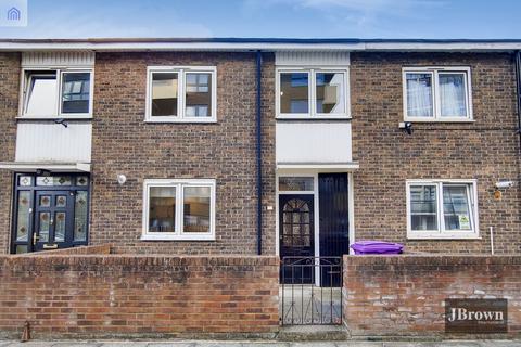 4 bed property, in Woodall Close, £625,000