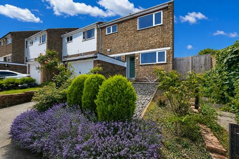 3 bed property, in Hunts Close, £300,000