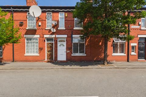 2 bed property, in Carlton Avenue, £160,000