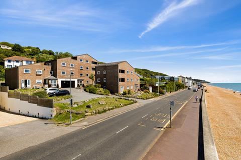 1 bed property, in The Esplanade, £160,000