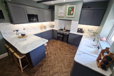 2 bed property, in Lumb Lane, £260,000