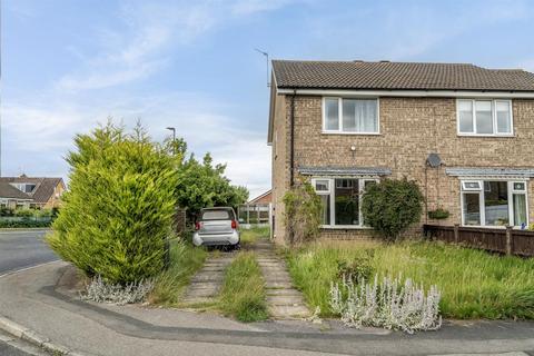 2 bed property, in Rye Close, £220,000