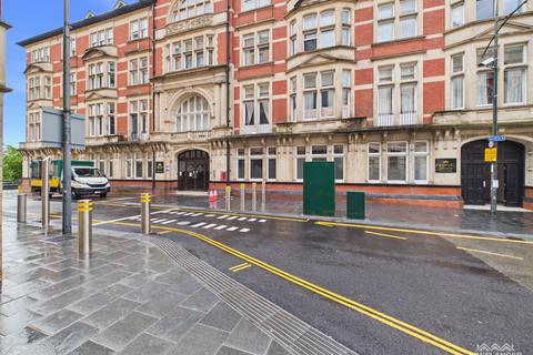 1 bed property, in High Street, £105,000