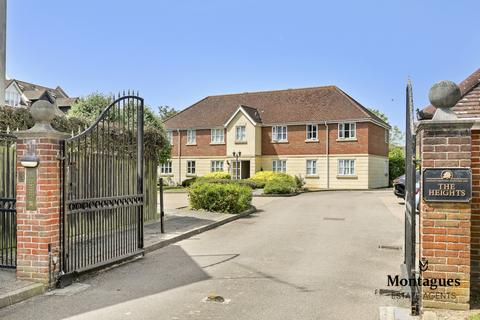 2 bed property, in Forest Drive, £400,000