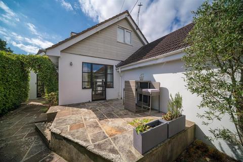 5 bed property, in Bembridge, £749,000