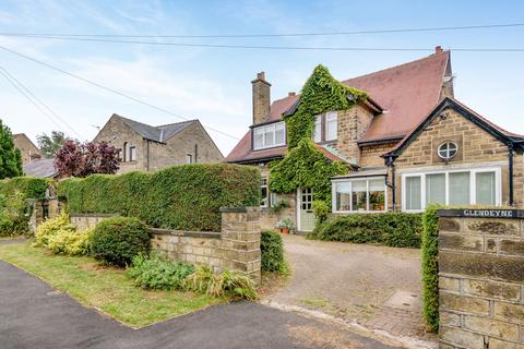 5 bed property, in Crescent Road, £600,000