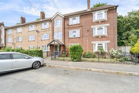 2 bed property, in Mayenne Place, £135,000