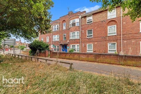 2 bed property, in Cowgate, £140,000