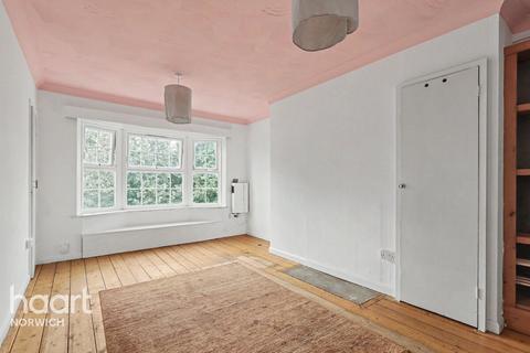 2 bed property, in Cowgate, £140,000