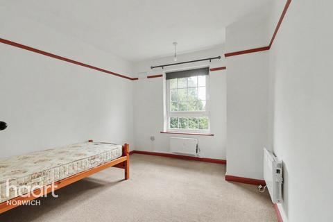 2 bed property, in Cowgate, £140,000