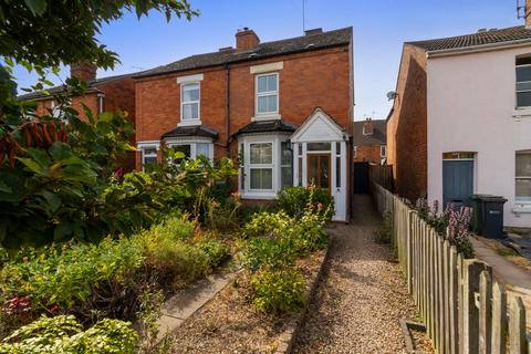 3 bed property, in Sandys Road, £310,000