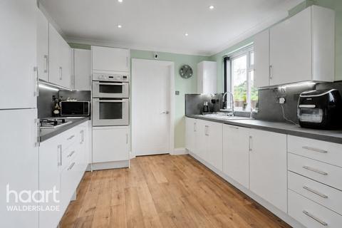 3 bed property, in Scotby Avenue, £350,000