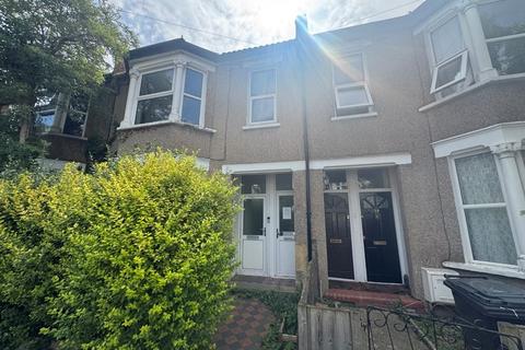2 bed property, in Archer Road, £182,000
