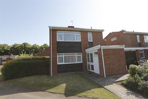 3 bed property, in Lychmead, £400,000