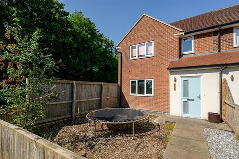 3 bed property, in Don Avenue, £300,000