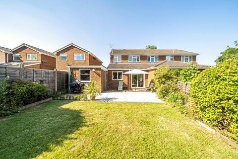 3 bed property, in Meeting Oak Lane, £375,000
