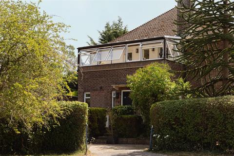 2 bed property, in St. Catherines Cross, £350,000