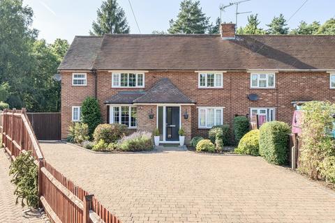4 bed property, in Grove Close, £795,000