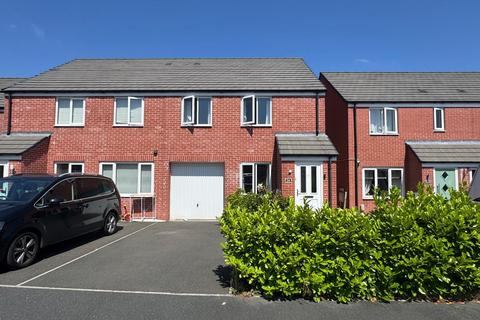 3 bed property, in Topping Green, £245,000