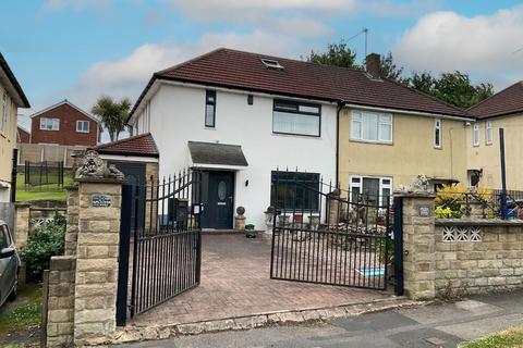 4 bed property, in Summerfield Road, £325,000