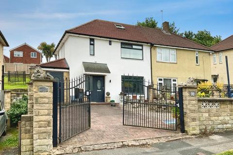 4 bed property, in Summerfield Road, £325,000