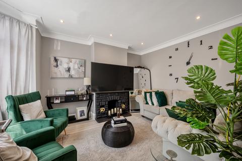 3 bed property, in Tolworth Road, £535,000