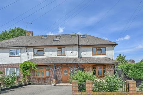 5 bed property, in Philip Close, £650,000